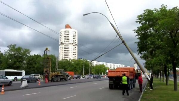 Буровая машина повалила фонарный столб на юге Москвы