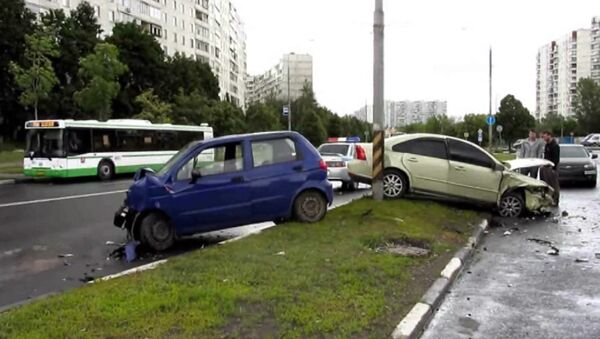 Volvo и Daewoo столкнулись на юге Москвы, пострадали два человека