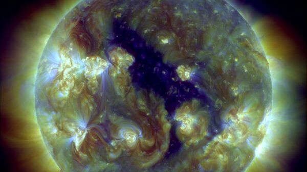 Темный силуэт корональной дыры на Солнце на снимке космической обсерватории SDO