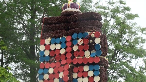 Гигантский шоколадный торт в честь юбилея Елизаветы II выстоял под дождем