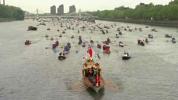 Флотилия судов прошла по Темзе перед Елизаветой II в честь ее юбилея