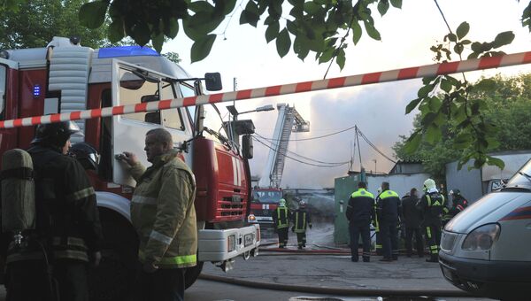 Крупный пожар произошел на складе стройматериалов в Москве
