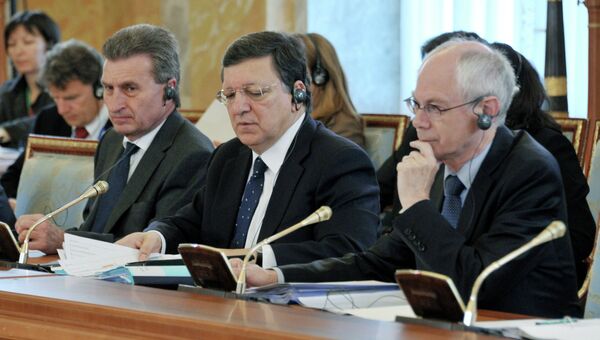 Председатель Европейского Совета Херман Ван Ромпей и председатель Еврокомиссии Жозе Мануэл Баррозу (справа налево) во время заседания участников встречи на высшем уровне Россия – Европейский союз