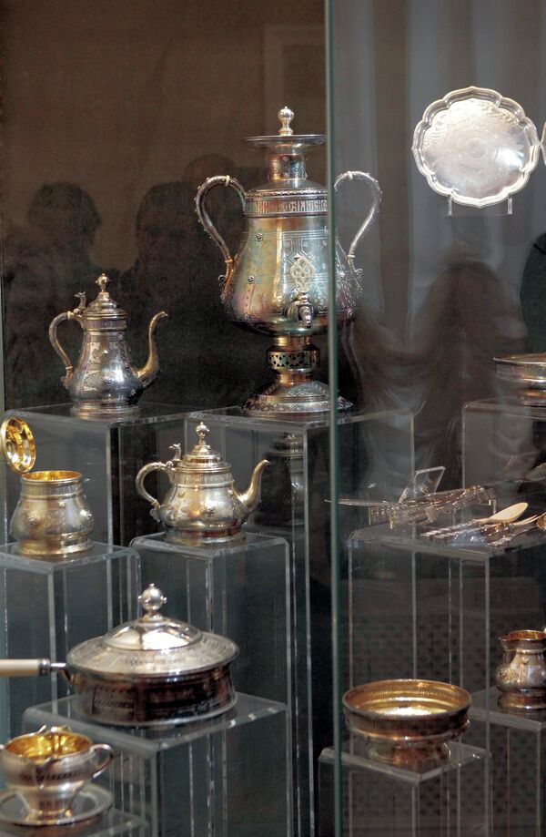 Пресс-показ предметов клада, найденного при реставрации особняка Нарышкина в Константиновском дворце