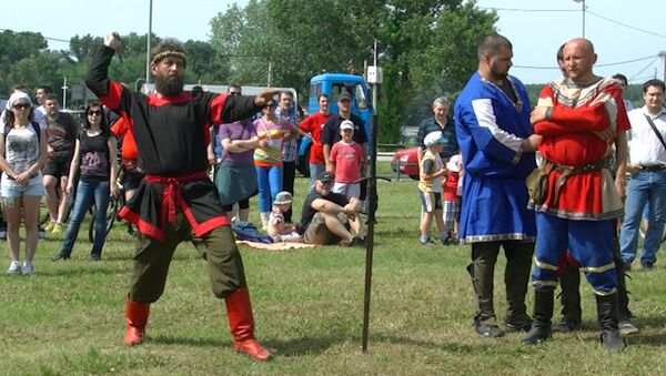 Русские богатыри кидались топорами на фестивале в Сербии