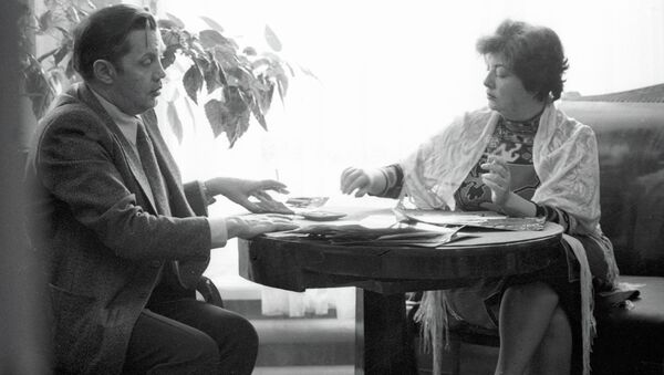 Поэт Роберт Рождественский за столом с женой Аллой Киреевой. Архивное фото