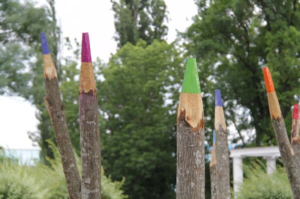 Гигантские цветные карандаши выросли прямо из-под земли в Го