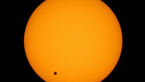 Венера проходит по диску солнца