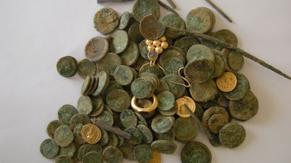 Клад древних монет и украшений