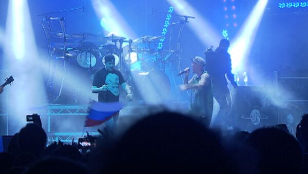 Фред Дерст на концерте зажигал с московским фанатом Limp Bizkit