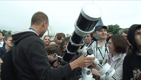 Москвичи толкались у телескопа в попытках разглядеть Венеру на фоне Солнца