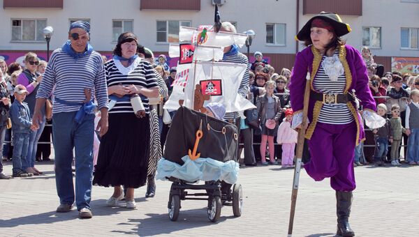 В подмосковном Солнечногорске в честь празднования Дня защиты детей прошел открытый конкурс Парад колясок.