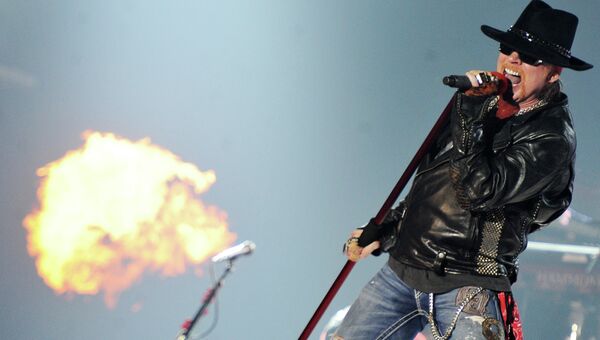 Лидера Guns N' Roses во время концерта в Париже обокрали на $200 тыс