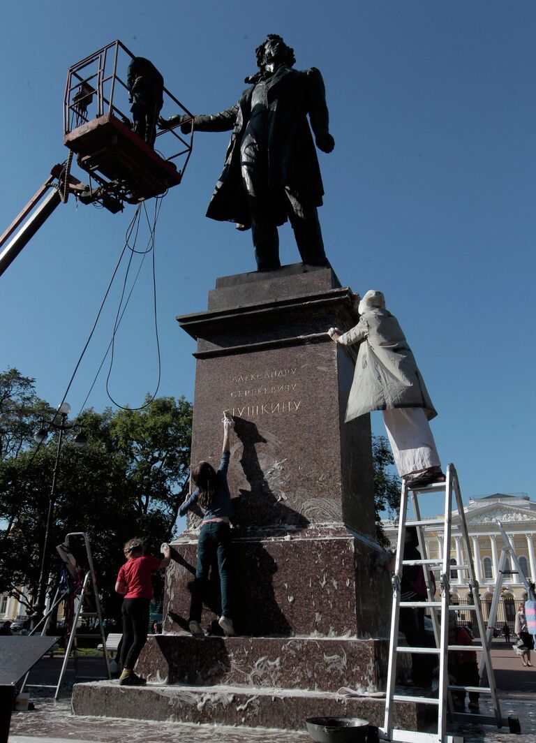 Театрализованная мойка памятника Пушкина