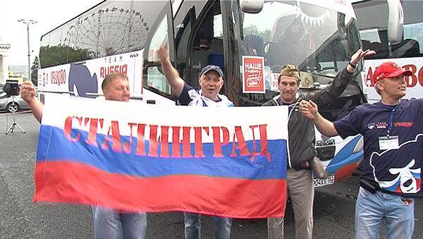 С флагами и кричалками: отъезд российских болельщиков на Евро-2012