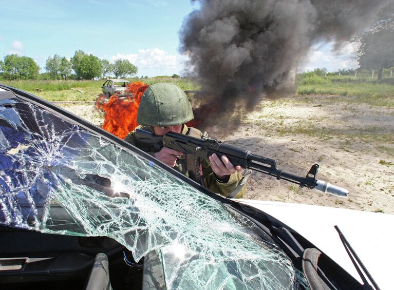 Занятия по боевой подготовке военнослужащих на полигоне Хмелевка в Калининградской области