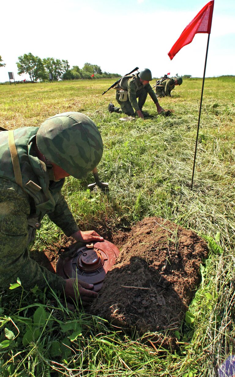 Занятия по боевой подготовке военнослужащих на полигоне Хмелевка в Калининградской области