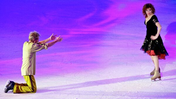 Сцена из спектакля Кармен Театра ледовых миниатюр. На льду - Андрей Букин и Наталья Бестемьянова.
