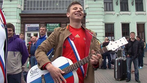 Болельщики отправились на Евро-2012 с патриотической гитарой