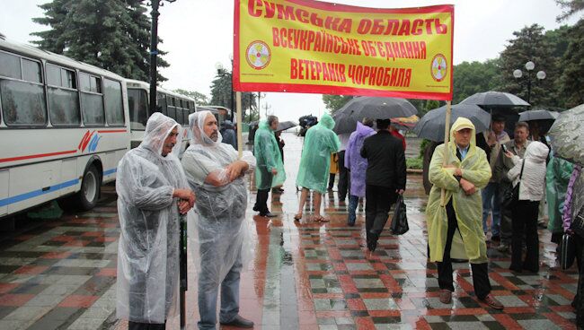 Протестующие чернобыльцы у здания Верховной Рады, Киев