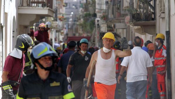 Итальянские пожарные и сотрудники спасательных служб на месте обвала зданий городе Конверсано (Conversano) провинции Бари