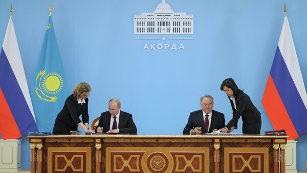 Владимир Путин и Нурсултан Назарбаев на церемонии подписания совместных документов по итогам российско-казахстанских переговоров