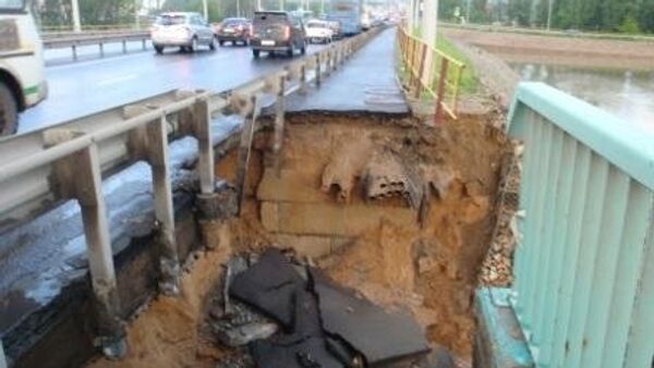 Сильный ливень обрушил часть моста и затопил дороги в Ярославле