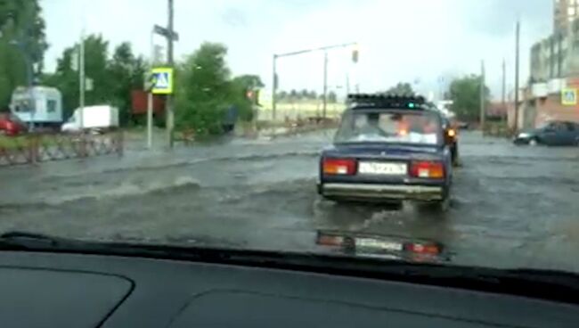 Автомобили передвигаются по затопленным ливнем улицам в Ярославле