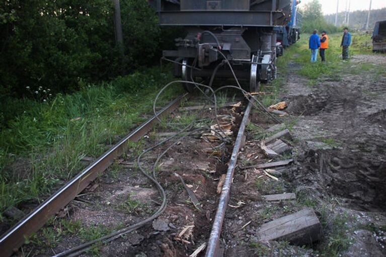 Три вагона со щебенкой сошли с рельсов в Петербурге