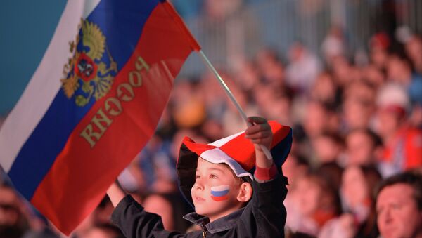 Мальчик с российским флагом. Архивное фото