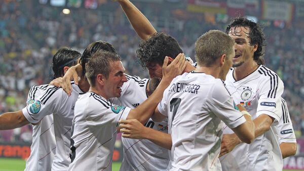 Сборная Германии празднует забитый гол в матче с Португалией