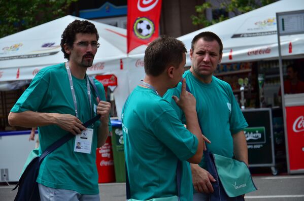 волонтеры Евро-2012 умеют общаться на языке жестов