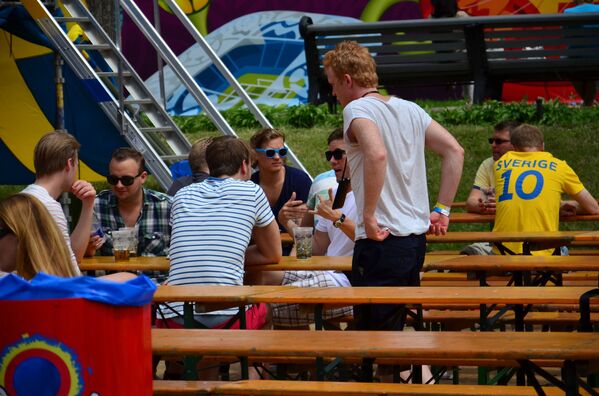 шведский футбольные фанаты отдыхают за пивом