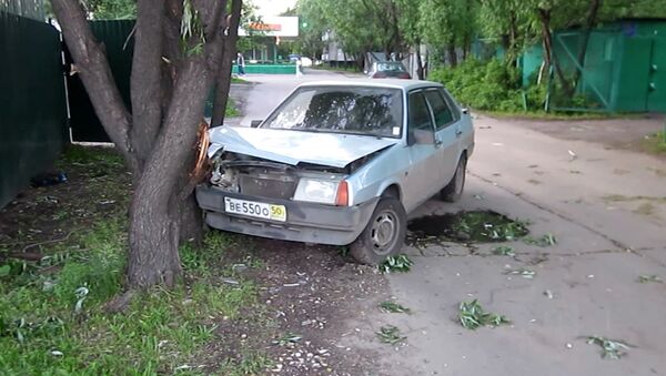 Автомобиль врезался в дерево в Мск