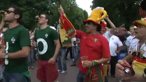 Немцы и Португальцы поют песни на улицах Львова в поддержку своих команд