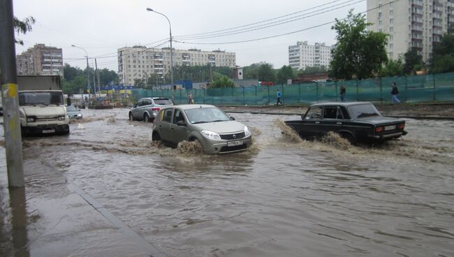 Площадь и улицу на востоке Москвы затопило из-за сильного ливня