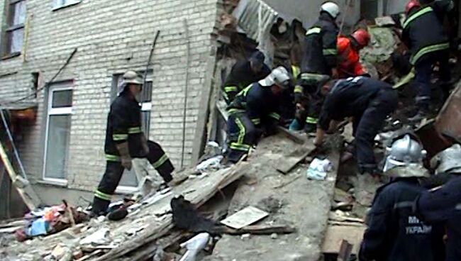 Спасатели разбирают завалы на месте обрушения жилого дома в Луцке