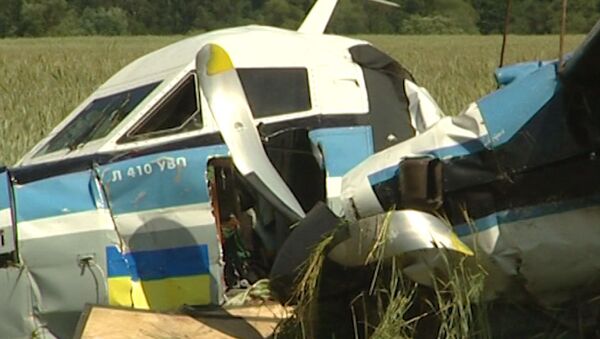 Крушение самолета с парашютистами на Украине. Кадры с места ЧП