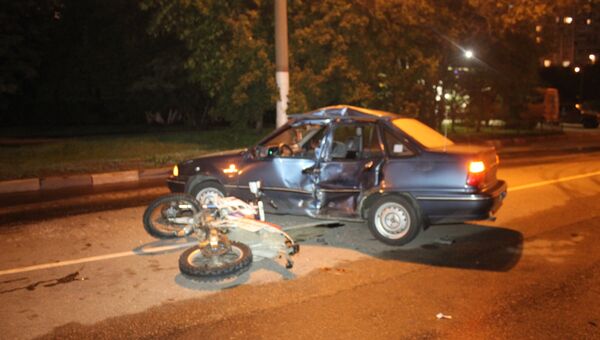 Мотоцикл влетел в иномарку на юге Москвы, пострадали три человека