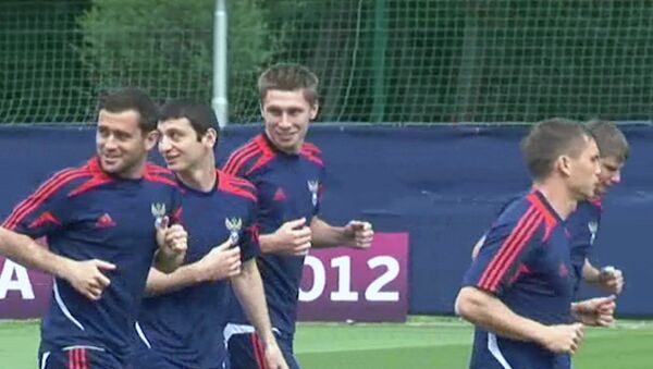 Игроки сборной РФ смеялись и шутили на тренировке перед матчем с поляками