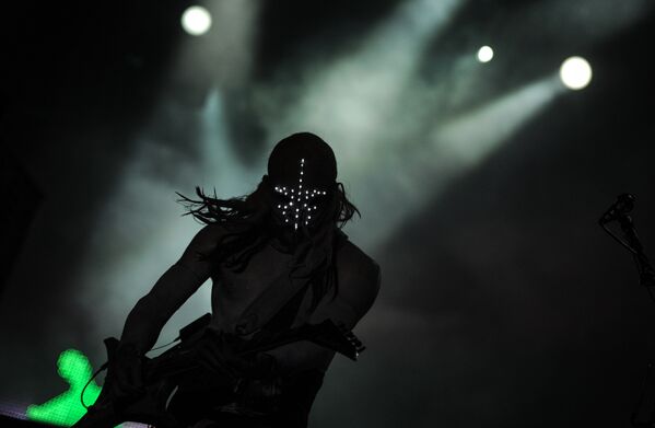 Гитарист группы Limp Bizkit Уэс Борланд выступает на международном музыкальном фестивале Рок над Волгой 