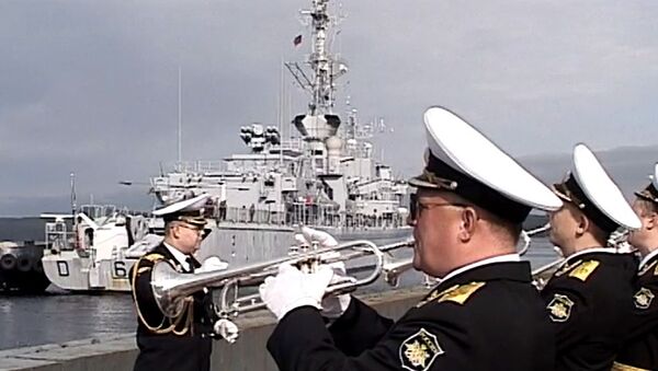 Российские моряки с оркестром встречали французский фрегат Де Грасс