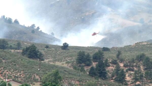 Крупный природный пожар в штате Колорадо тушат с вертолетов