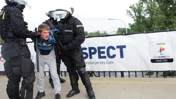 Полиция в Польше проводит задержание российского болельщика