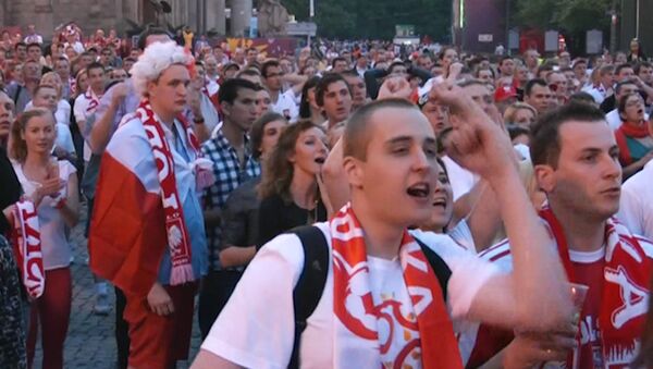 Эмоции болельщиков в Варшаве во время футбольного матча России и Польши