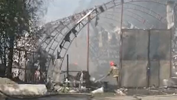 Вспыхнувший на складах в Екатеринбурге пожар тушили несколько часов 