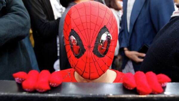 Ребенок в костюме человека-паука на мировой премьере фильма Удивительный Человек-паук в Токио