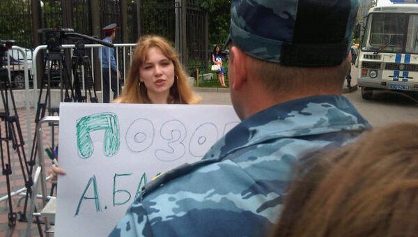 Задержания пикетчиков в защиту Новой газеты у здания СК РФ в Техническом переулке