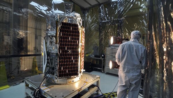 Проверка солнечных батарей космической обсерватории. Архивное фото