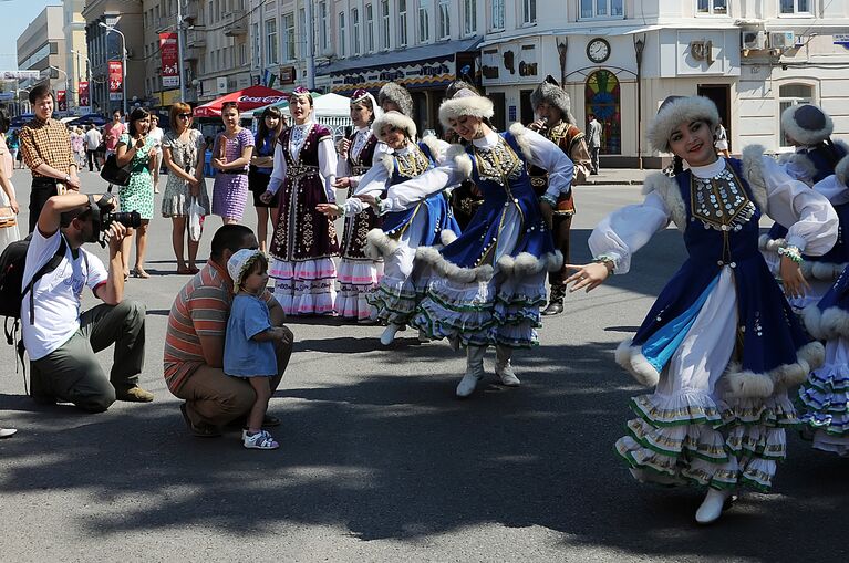 На Уфимском Арбате в День города выступали различные творчес На Уфимском Арбате в День города выступали различные творчес
